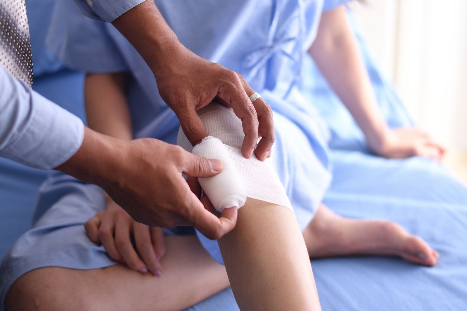 How to Stop Severe Bleeding: First Aid Tips for Emergencies - American ...
